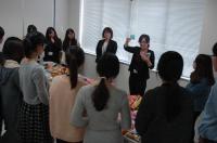 亀田製菓㈱と本学在学生による共同研究の様子