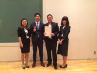 左からチームのメンバーのハウさん、青木さん、李さん、コンテストで総括を担当した富山副学長