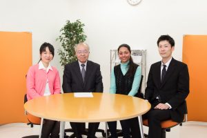 座談会参加者（左から中沢 伴美さん、仙石 正和学長、シャラカ ガジャナン マノハルさん、渡辺 安之さん）