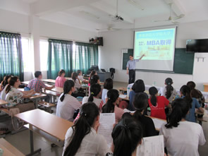 ベトナム　ダナン外国語大学を訪問