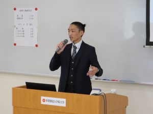 事業創造大学院大学で研究発表するトブシエさん