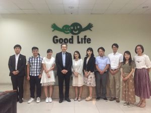 事業創造大学院大学のベトナムビジネスマッチング・現地調査でベトナムの日系企業Good Life（グッドライフ）を訪れた。左から3番目がルォンさん、右から5番目が富山栄子教授