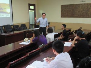 ベトナム　貿易大学を訪問