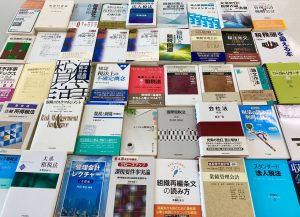 図書館からのお知らせ ～修了生より多くの本を寄贈いただきました～