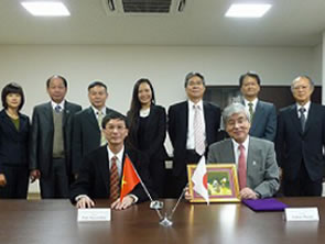 ベトナム　ハノイ国家大学外国語大学と交流協定締結