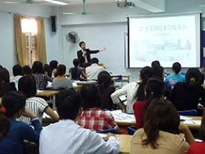 ベトナム　ハノイ大学にて進学説明会を開催