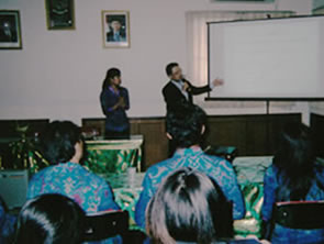 インドネシア共和国　サラスワティ外国語大学で講演会開催