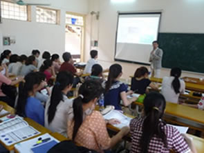 ベトナム　ハノイ国家大学外国語大学にて特別授業を実施